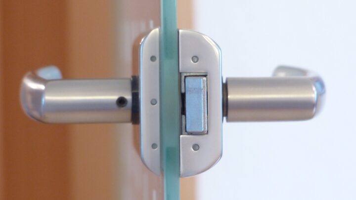 Drzwi techniczne 80 cm – optymalny wybór dla każdej przestrzeni
